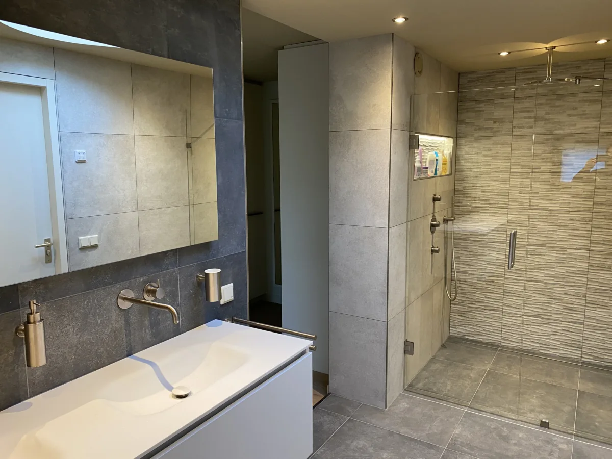 Complete renovatie woning badkamers, hal, vloerverwarming, stucwerk, dak epdm en sedum – modern stijl – Elst (foto 6)