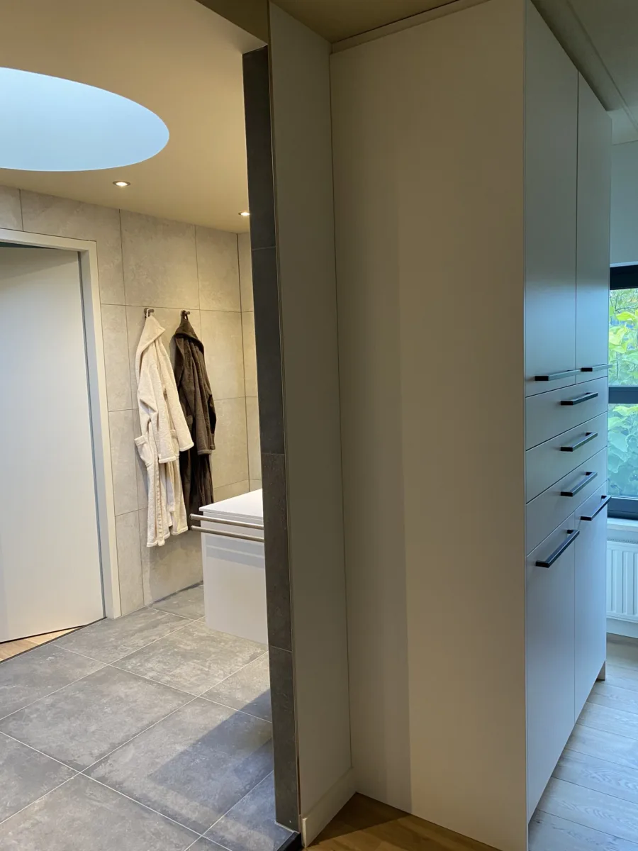 Complete renovatie woning badkamers, hal, vloerverwarming, stucwerk, dak epdm en sedum – modern stijl – Elst (foto 7)