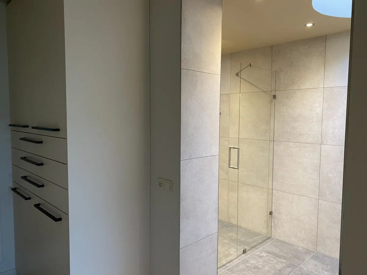 Complete renovatie woning badkamers, hal, vloerverwarming, stucwerk, dak epdm en sedum – modern stijl – Elst (foto 8)