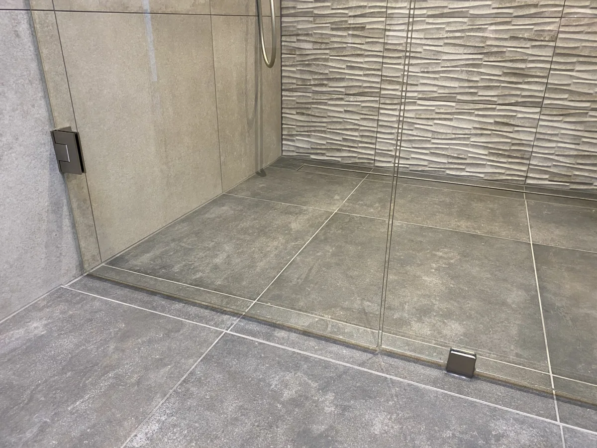 Complete renovatie woning badkamers, hal, vloerverwarming, stucwerk, dak epdm en sedum – modern stijl – Elst (foto 9)