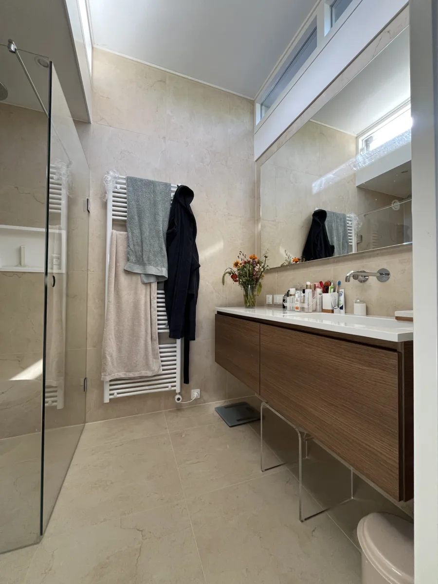 Badkamer renovatie, voor en na foto’s – modern stijl – Rhenen (foto 14)