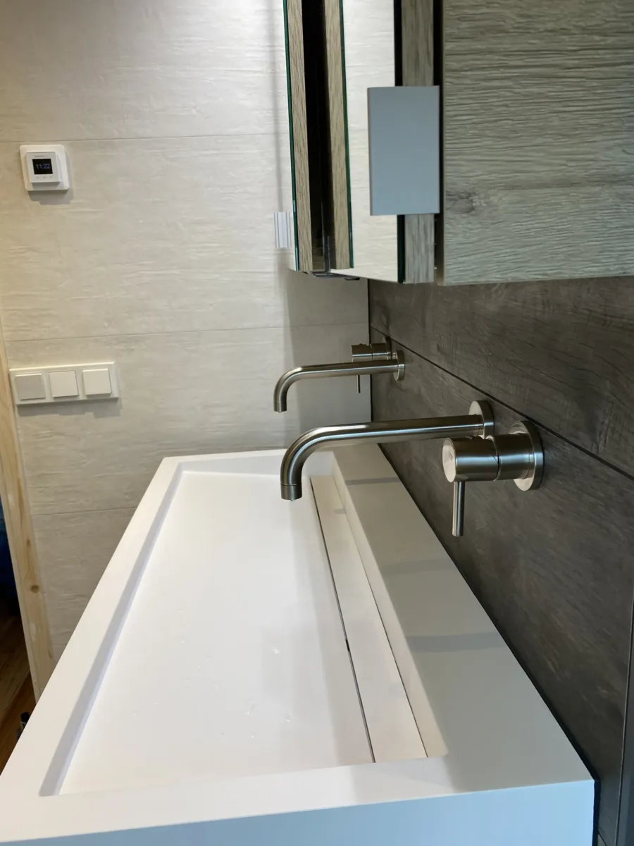 Compacte badkamer met douchemuur – modern stijl – Ochten