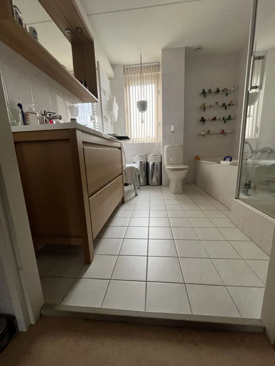 Badkamer met inloopdouche (bad vervallen) – badkamers met hout stijl – Ede (foto 10)