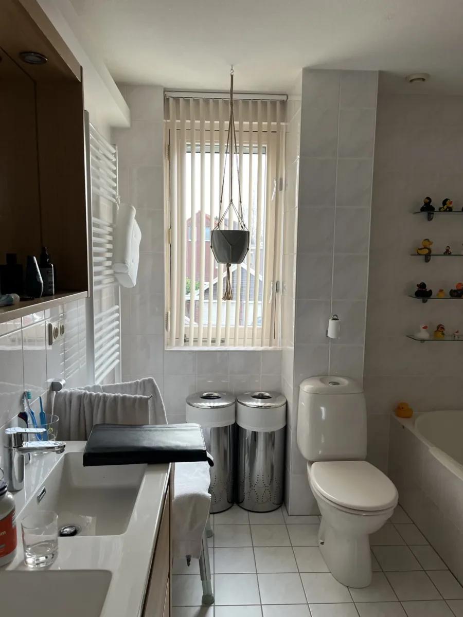Badkamer met inloopdouche (bad vervallen) – badkamers met hout stijl – Ede (foto 8)