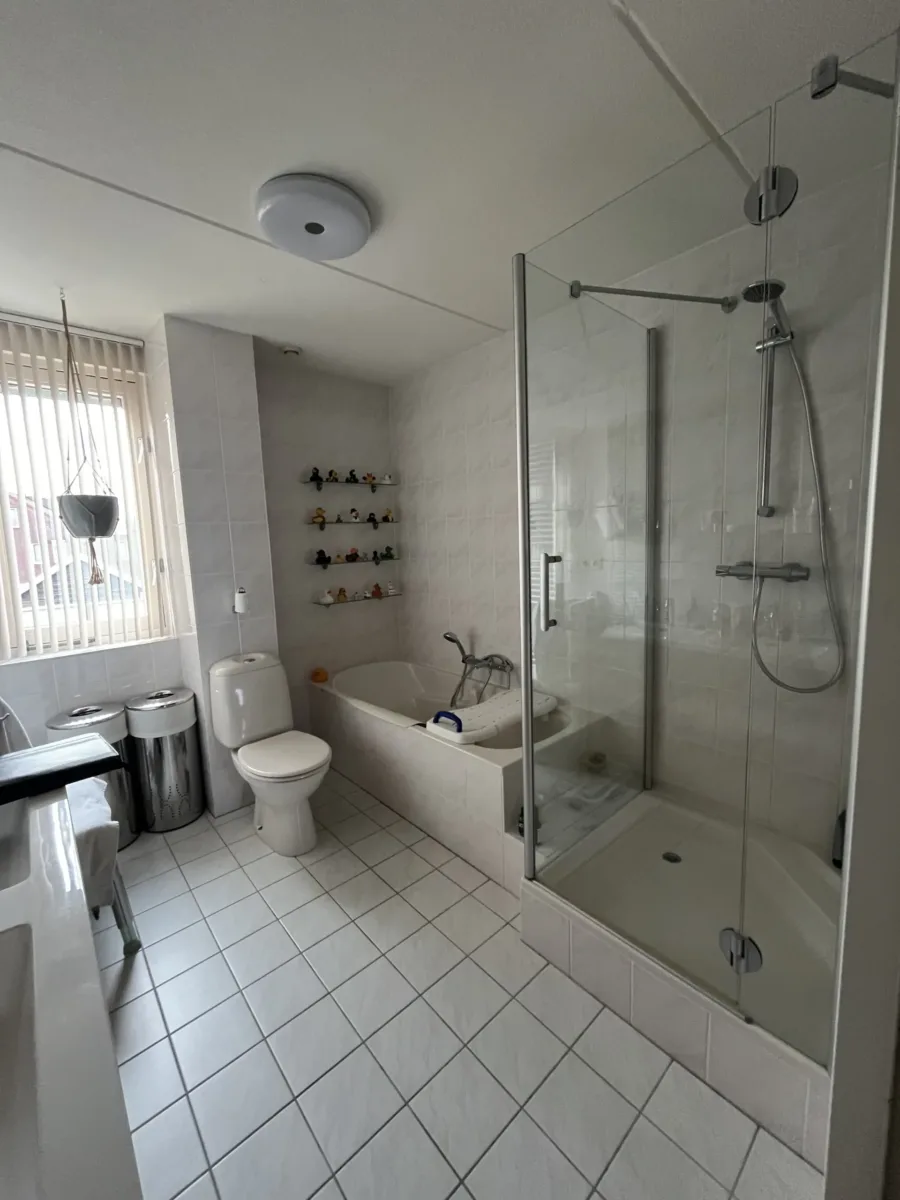 Badkamer met inloopdouche (bad vervallen) – badkamers met hout stijl – Ede (foto 7)