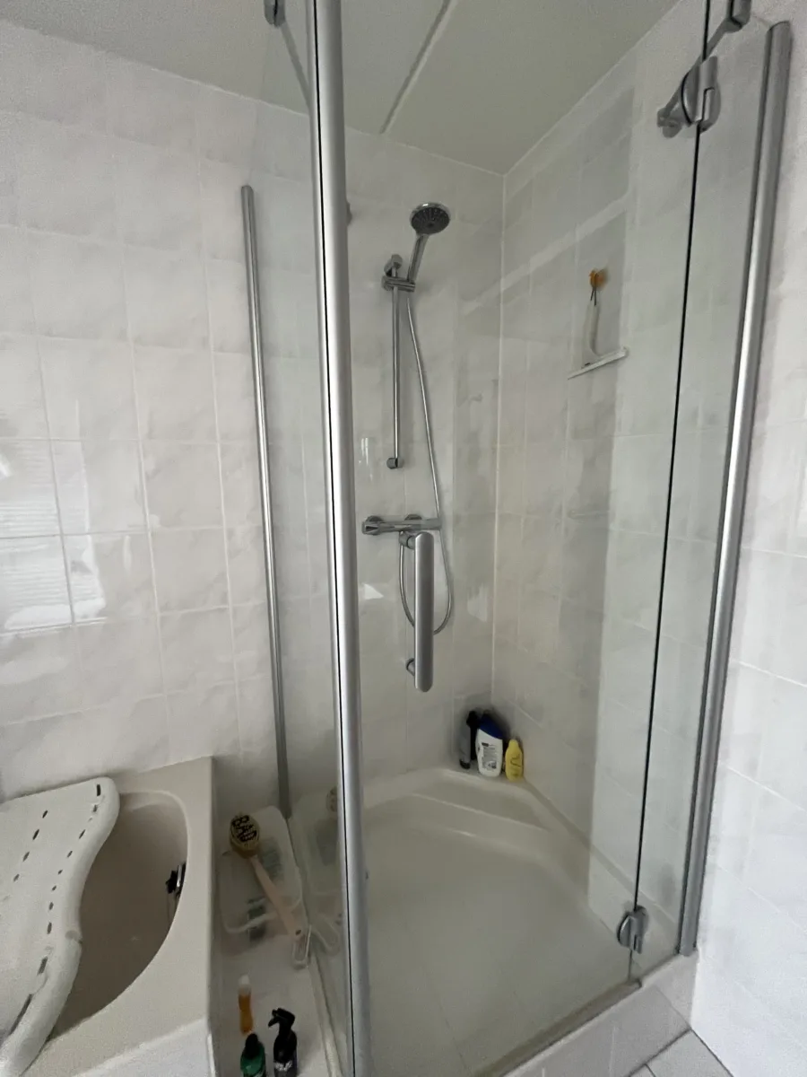 Badkamer met inloopdouche (bad vervallen) – badkamers met hout stijl – Ede (foto 11)