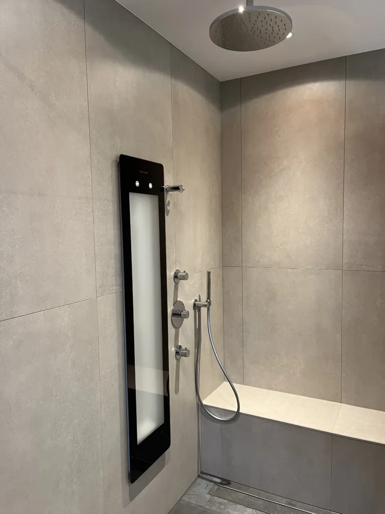 Badkamer sunshower en zitje onder de douche – modern stijl – Veenendaal