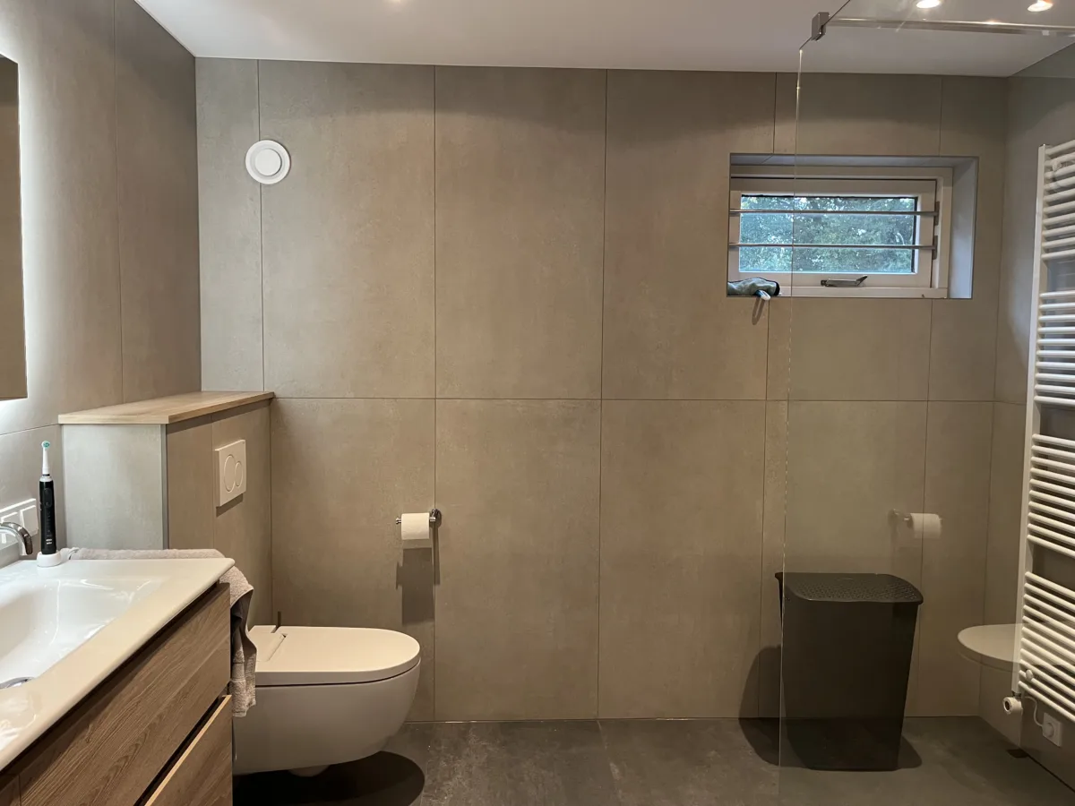 Badkamer sunshower en zitje onder de douche – modern stijl – Veenendaal (foto 3)