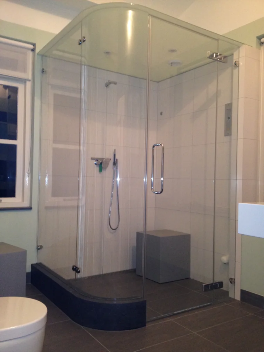 Stoomdouche met rond glasdeel en glazen dak – wellness stijl – Barneveld-Kootwijk