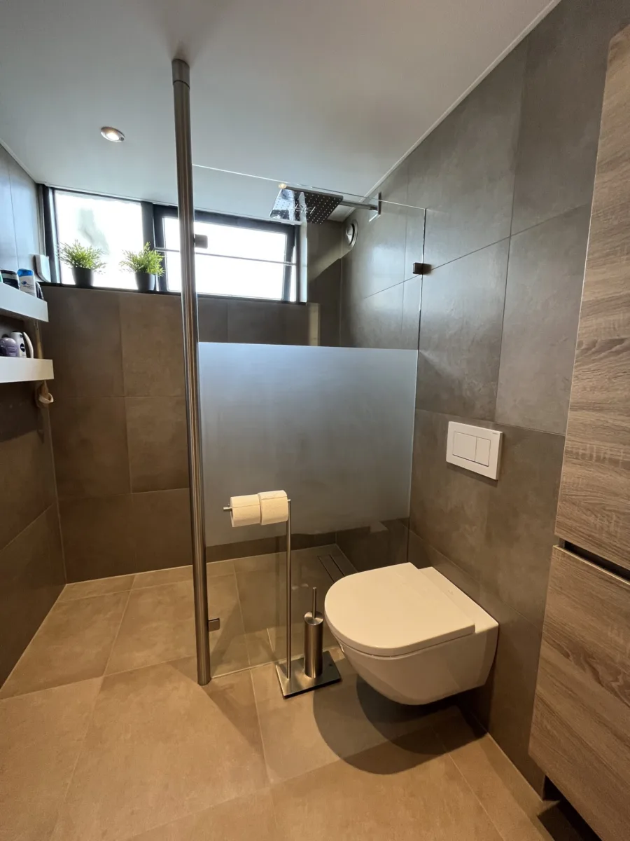 Badkamer greige – warmer gemaakt (was zwart-wit) – modern stijl – Elst (foto 2)