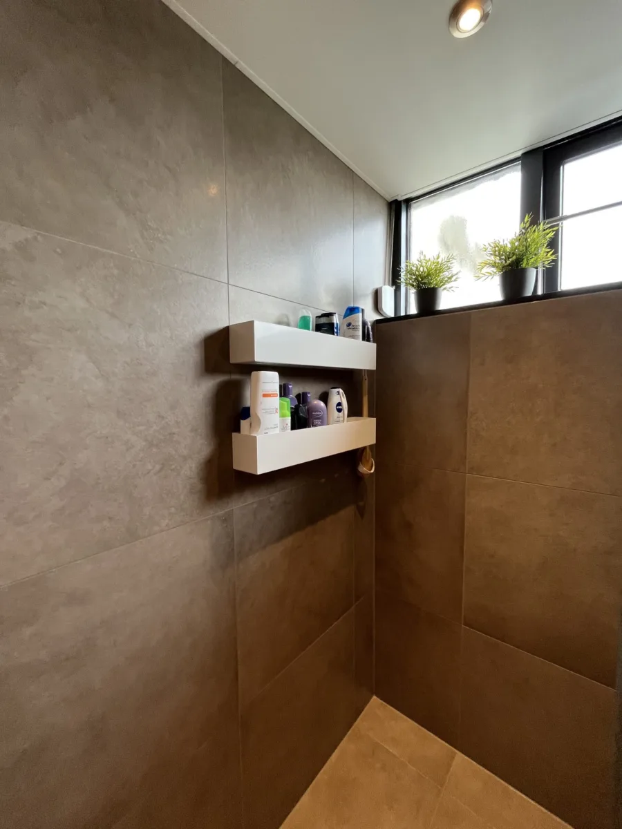 Badkamer greige – warmer gemaakt (was zwart-wit) – modern stijl – Elst (foto 5)