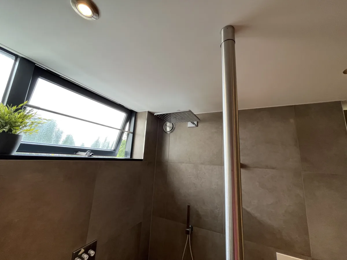 Badkamer greige – warmer gemaakt (was zwart-wit) – modern stijl – Elst (foto 6)