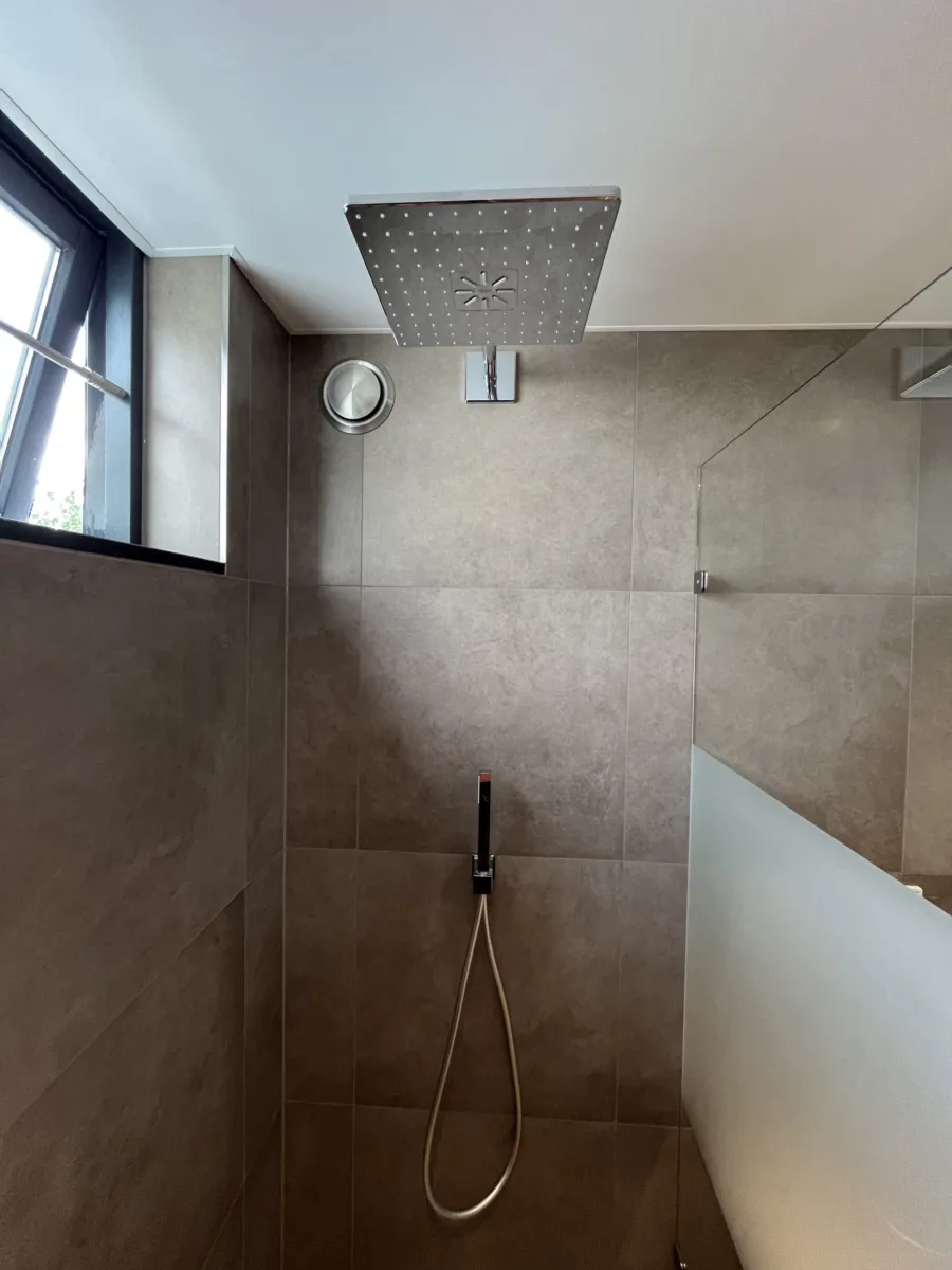 Badkamer greige – warmer gemaakt (was zwart-wit) – modern stijl – Elst (foto 8)