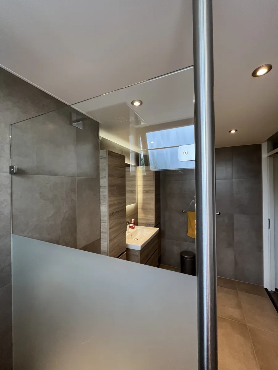 Badkamer greige – warmer gemaakt (was zwart-wit) – modern stijl – Elst (foto 4)