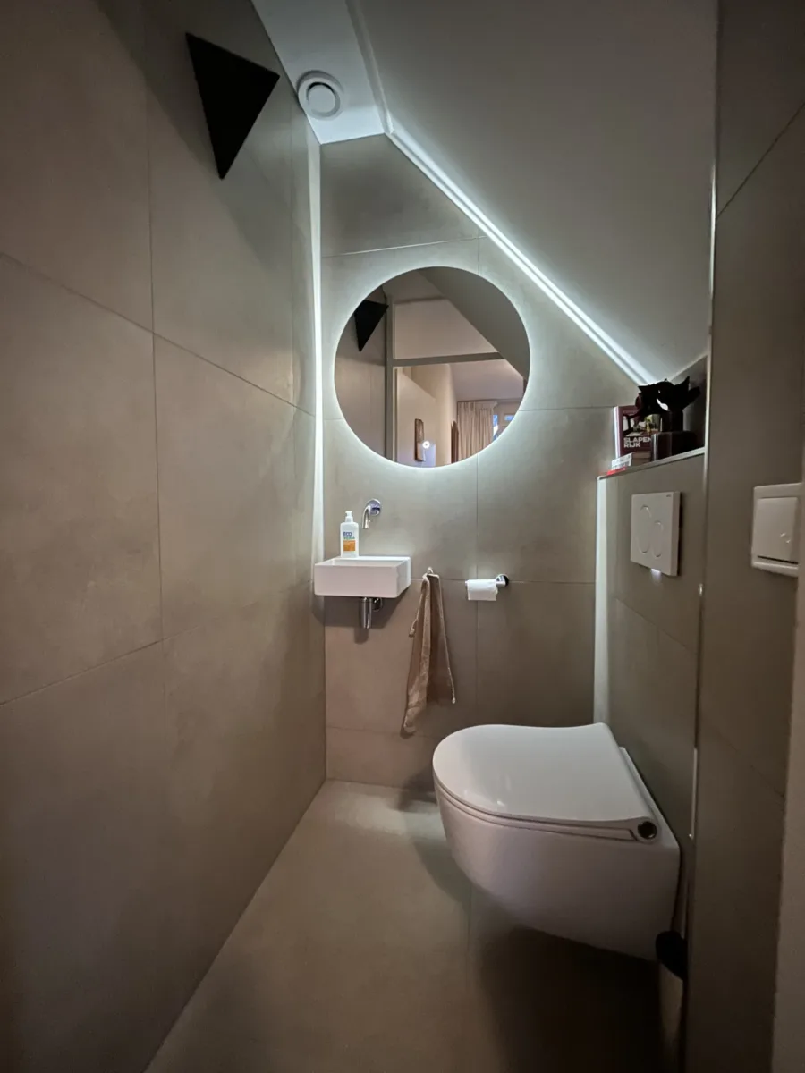 Badkamer met muur, nisdeur en gasten toilet – modern stijl – Nijmegen (foto 5)