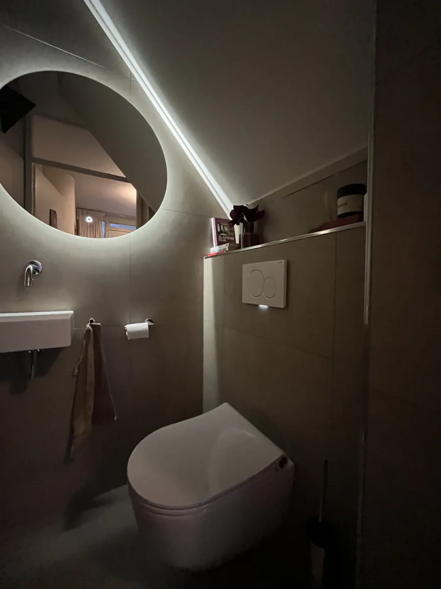 Badkamer met muur, nisdeur en gasten toilet – modern stijl – Nijmegen (foto 6)