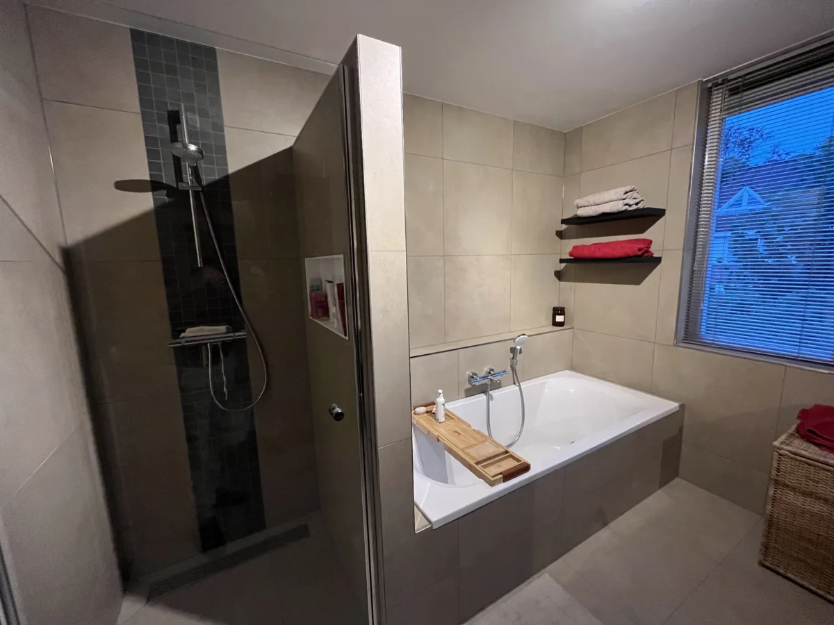 Badkamer met muur, nisdeur en gasten toilet – modern stijl – Nijmegen (foto 3)