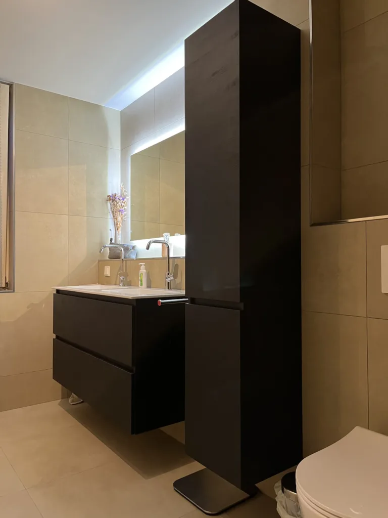 Badkamer met muur, nisdeur en gasten toilet – modern stijl – Nijmegen