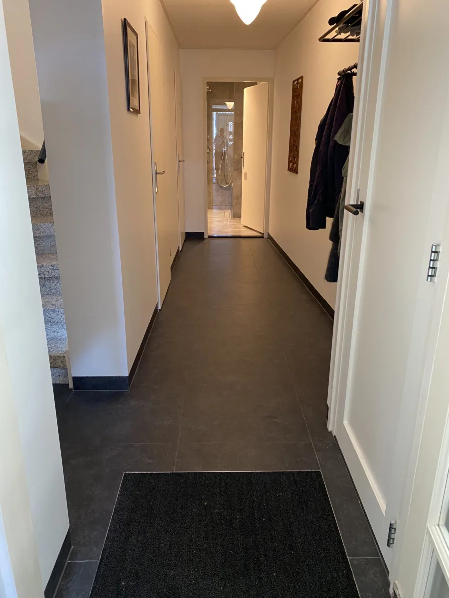 Badkamer, vloer entree met plint en stucwerk, toilet en cv-ketel – modern stijl – Elst (foto 12)
