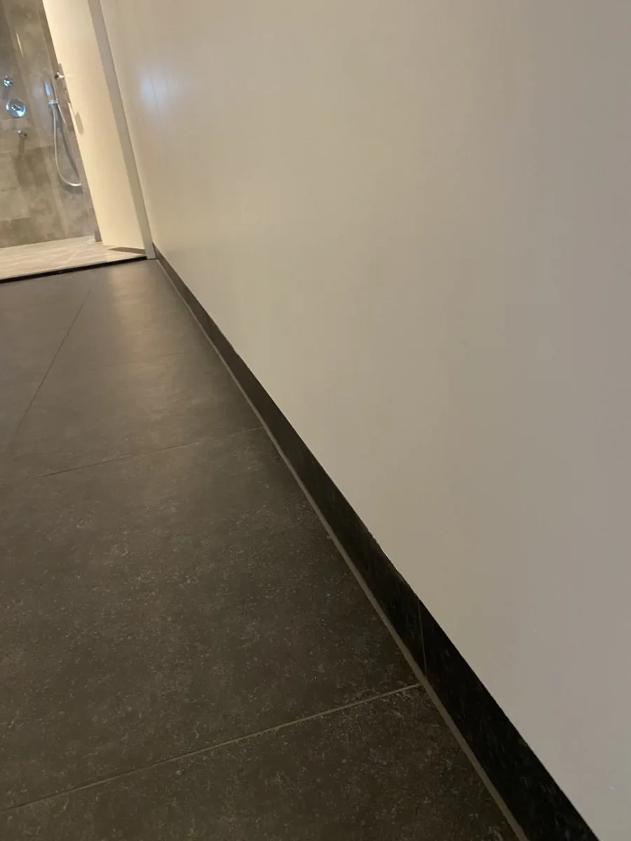 Badkamer, vloer entree met plint en stucwerk, toilet en cv-ketel – modern stijl – Elst (foto 13)