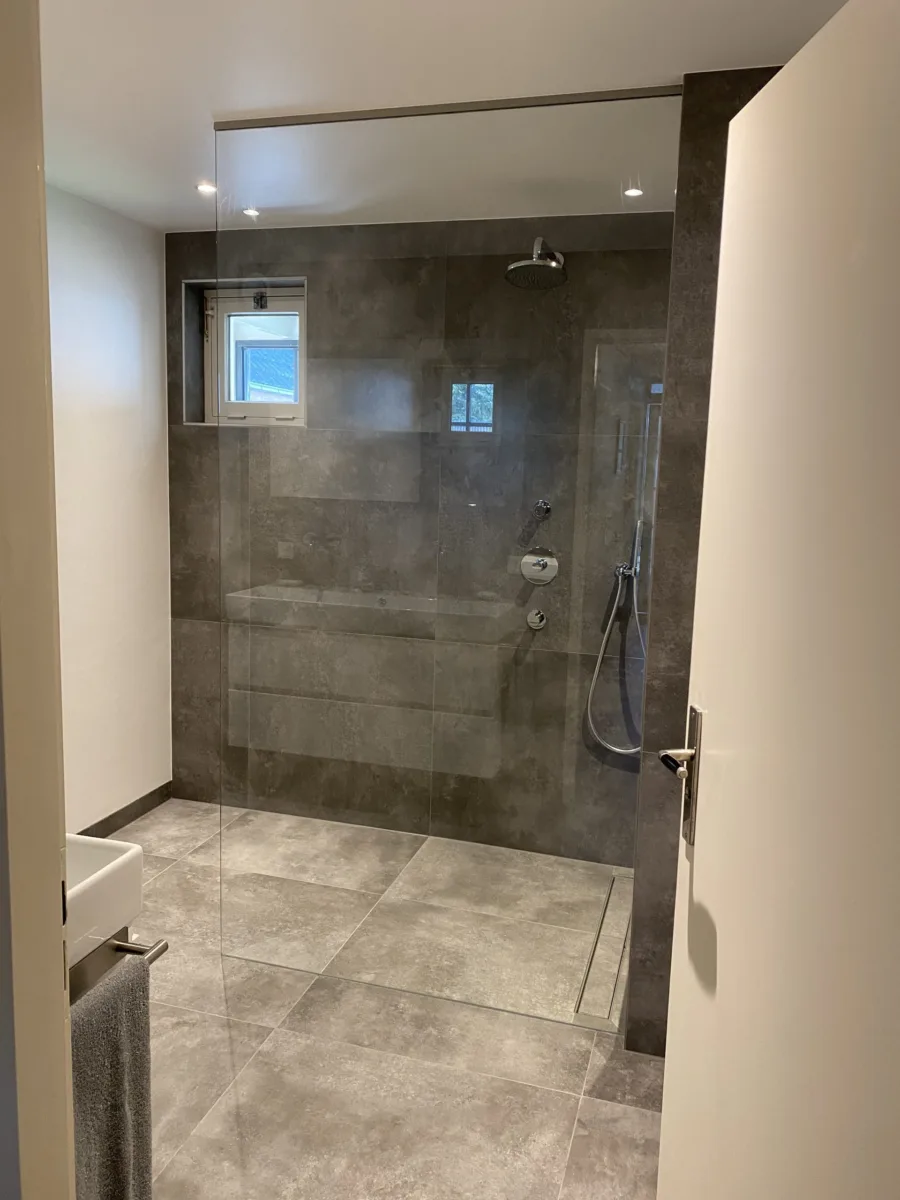 Badkamer, vloer entree met plint en stucwerk, toilet en cv-ketel – modern stijl – Elst (foto 4)