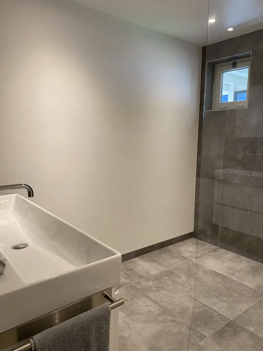 Badkamer, vloer entree met plint en stucwerk, toilet en cv-ketel – modern stijl – Elst (foto 9)