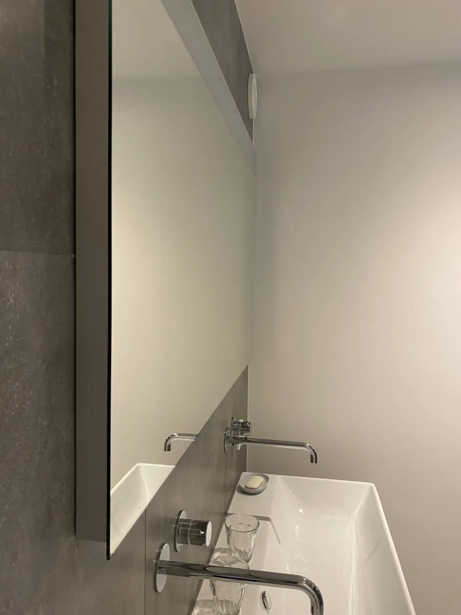 Badkamer, vloer entree met plint en stucwerk, toilet en cv-ketel – modern stijl – Elst (foto 8)