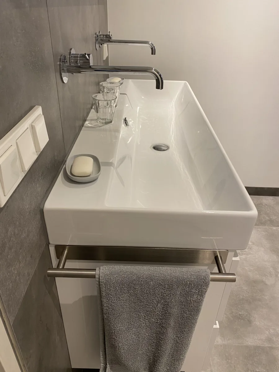 Badkamer, vloer entree met plint en stucwerk, toilet en cv-ketel – modern stijl – Elst (foto 10)