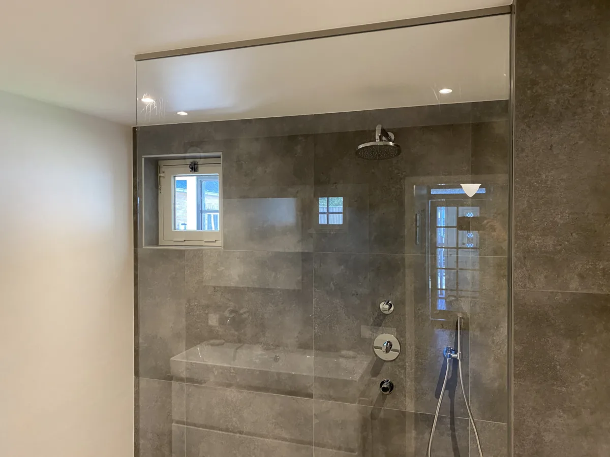 Badkamer, vloer entree met plint en stucwerk, toilet en cv-ketel – modern stijl – Elst (foto 3)