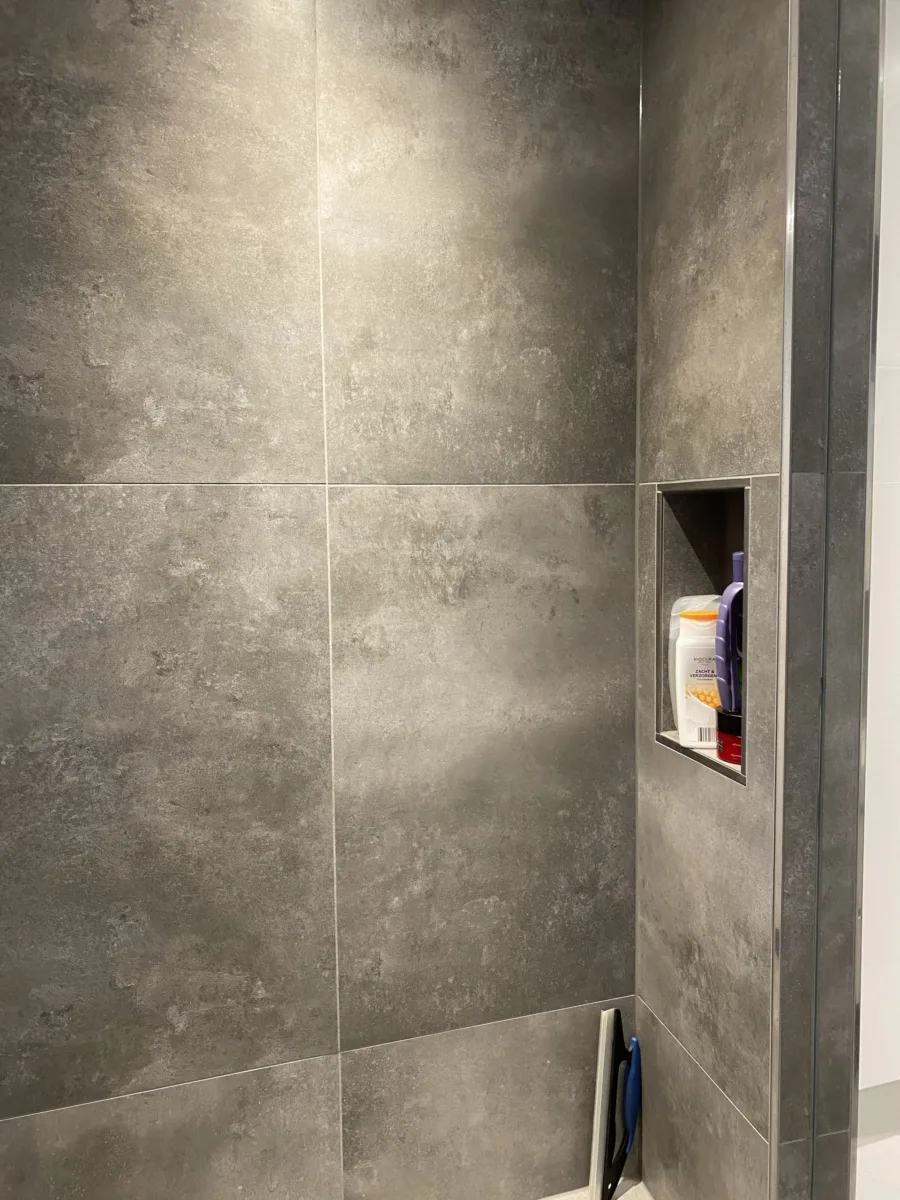 Badkamer, vloer entree met plint en stucwerk, toilet en cv-ketel – modern stijl – Elst (foto 6)