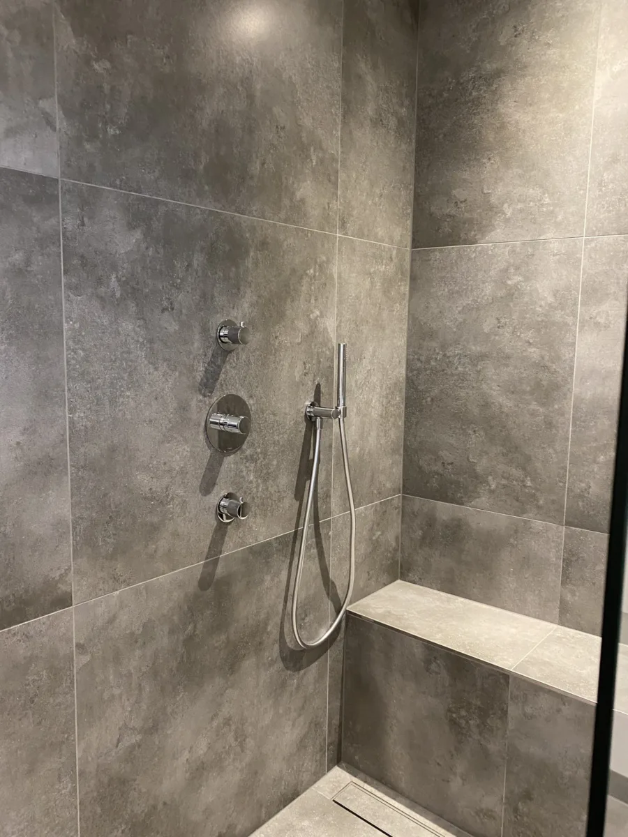 Badkamer, vloer entree met plint en stucwerk, toilet en cv-ketel – modern stijl – Elst (foto 5)
