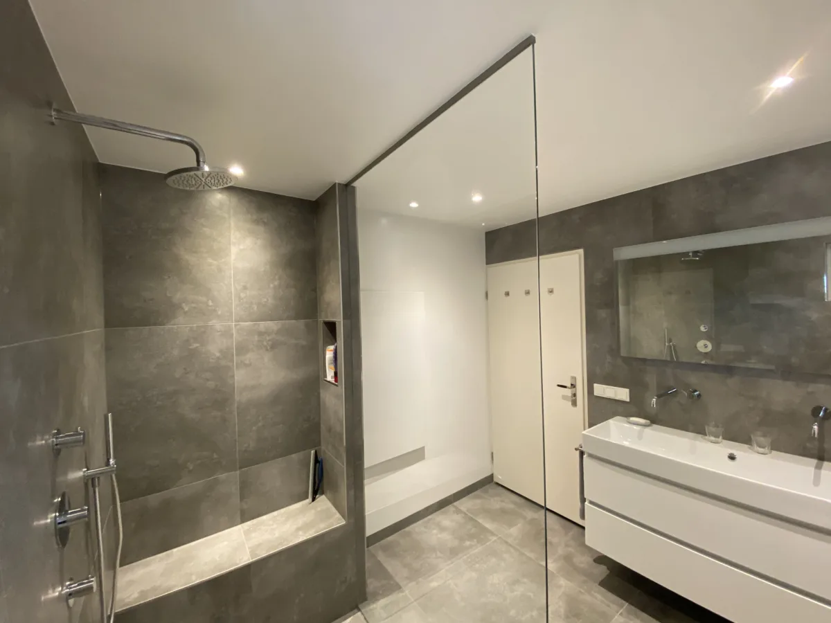 Badkamer, vloer entree met plint en stucwerk, toilet en cv-ketel – modern stijl – Elst