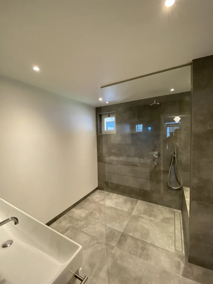 Badkamer, vloer entree met plint en stucwerk, toilet en cv-ketel – modern stijl – Elst (foto 7)