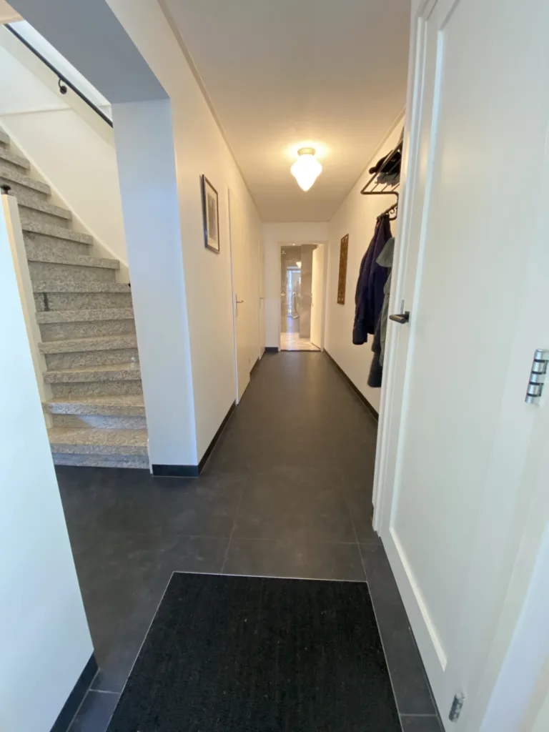 Badkamer, vloer entree met plint en stucwerk, toilet en cv-ketel – modern stijl – Elst
