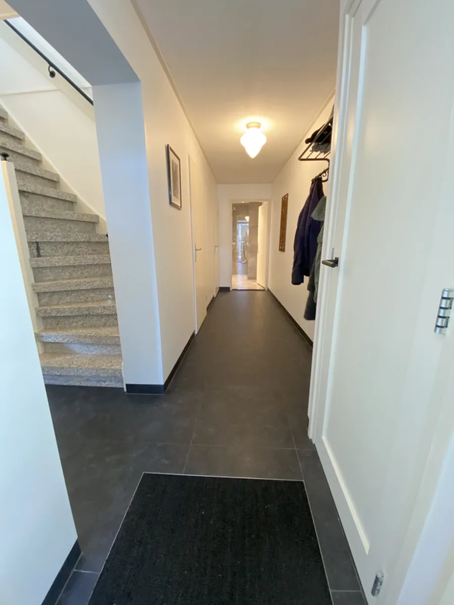 Badkamer, vloer entree met plint en stucwerk, toilet en cv-ketel – modern stijl – Elst (foto 11)