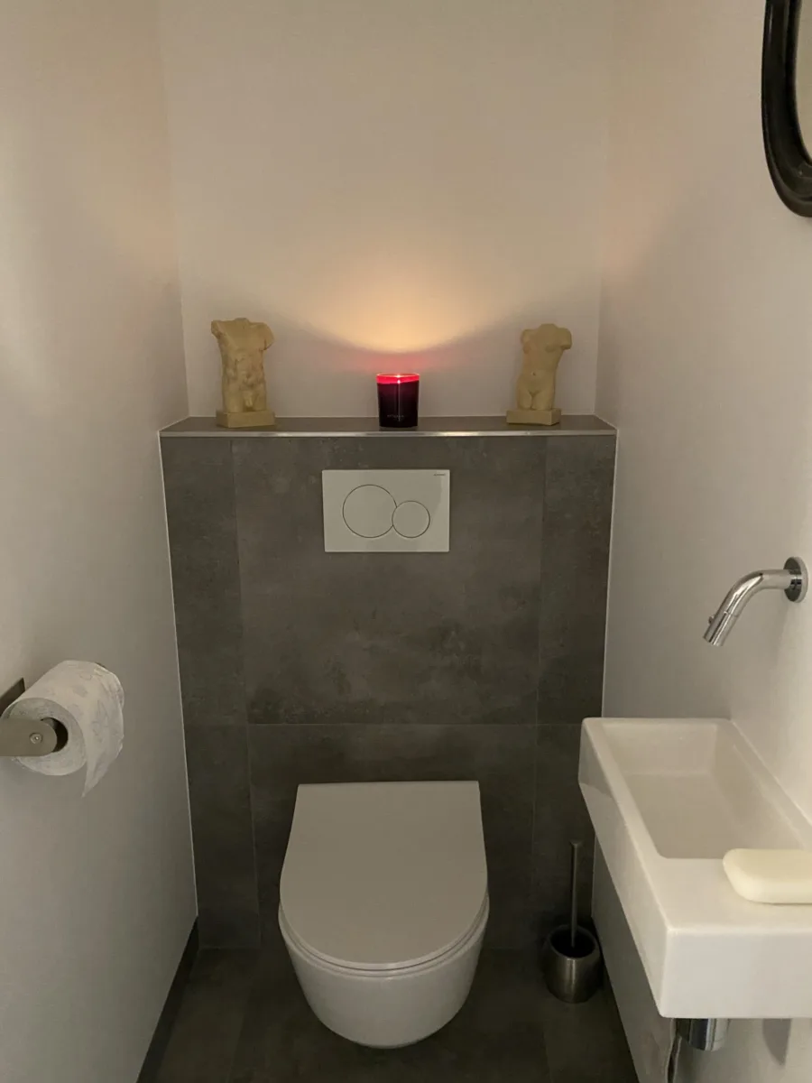 Badkamer, vloer entree met plint en stucwerk, toilet en cv-ketel – modern stijl – Elst (foto 14)