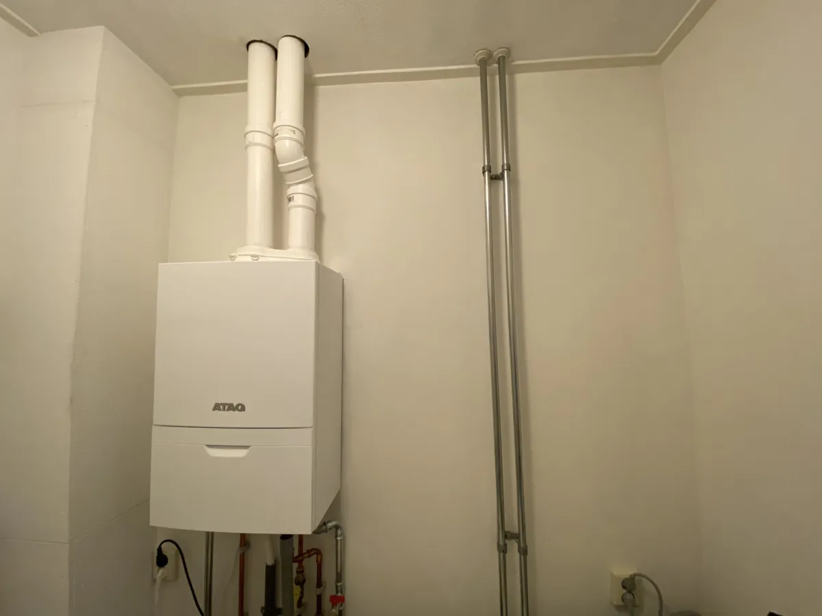 Badkamer, vloer entree met plint en stucwerk, toilet en cv-ketel – modern stijl – Elst (foto 15)