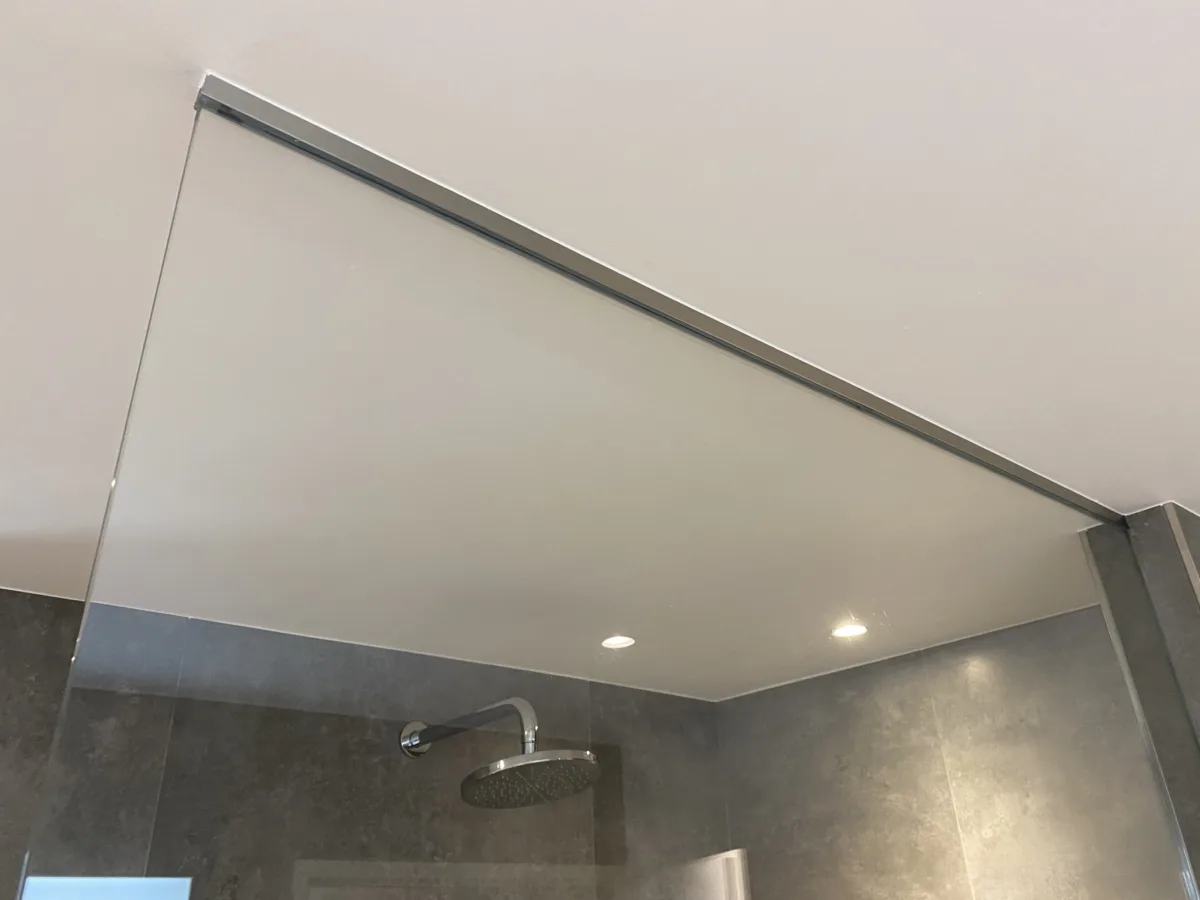 Badkamer, vloer entree met plint en stucwerk, toilet en cv-ketel – modern stijl – Elst (foto 2)