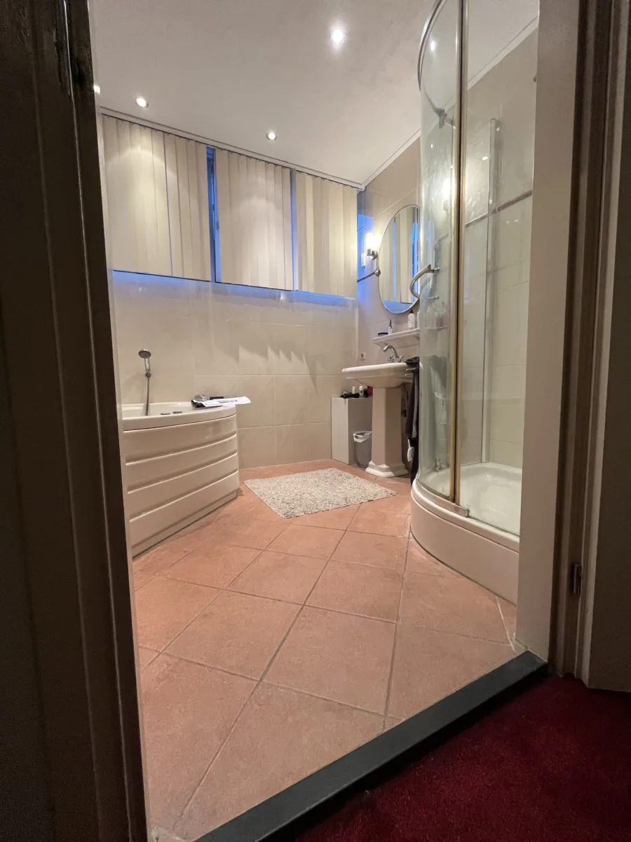 Badkamer met whirlpool bad – wellness stijl – Veenendaal (foto 14)