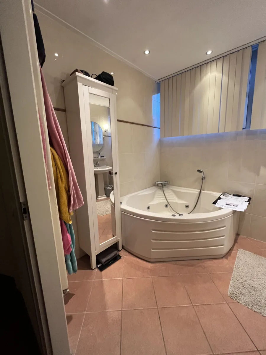 Badkamer met whirlpool bad – wellness stijl – Veenendaal (foto 15)