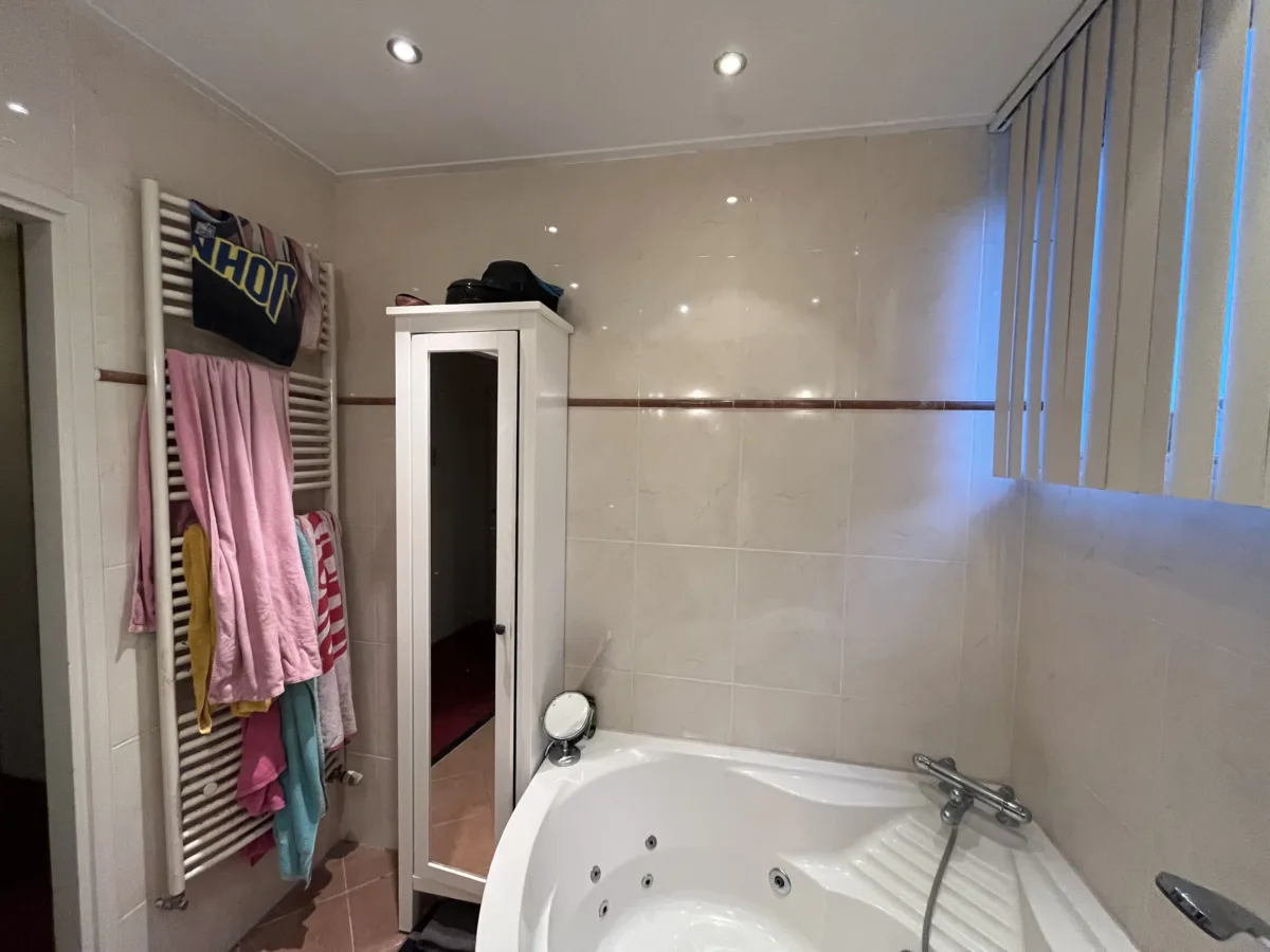 Badkamer met whirlpool bad – wellness stijl – Veenendaal (foto 16)