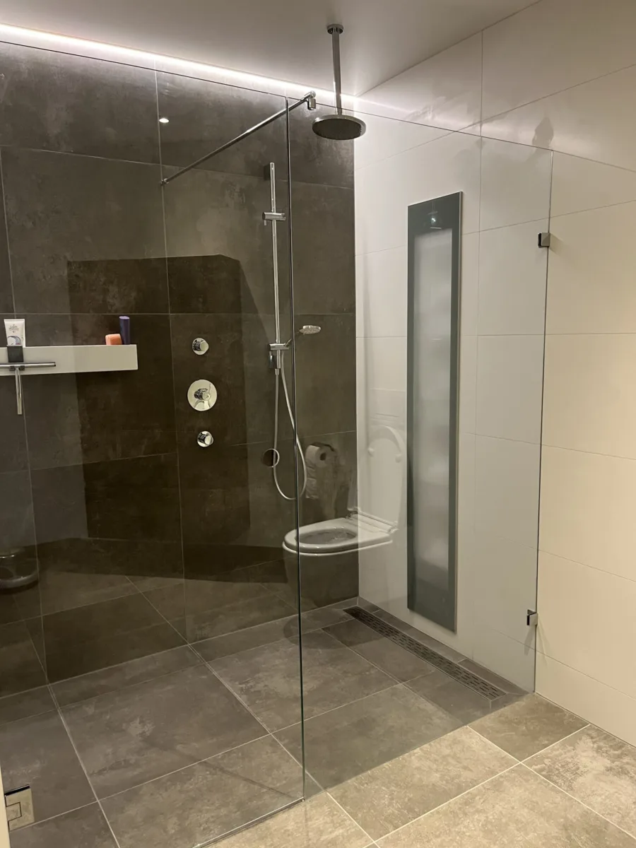 Royale sunshower badkamer met Geberit Mera douche-wc – modern stijl – Bemmel (foto 8)