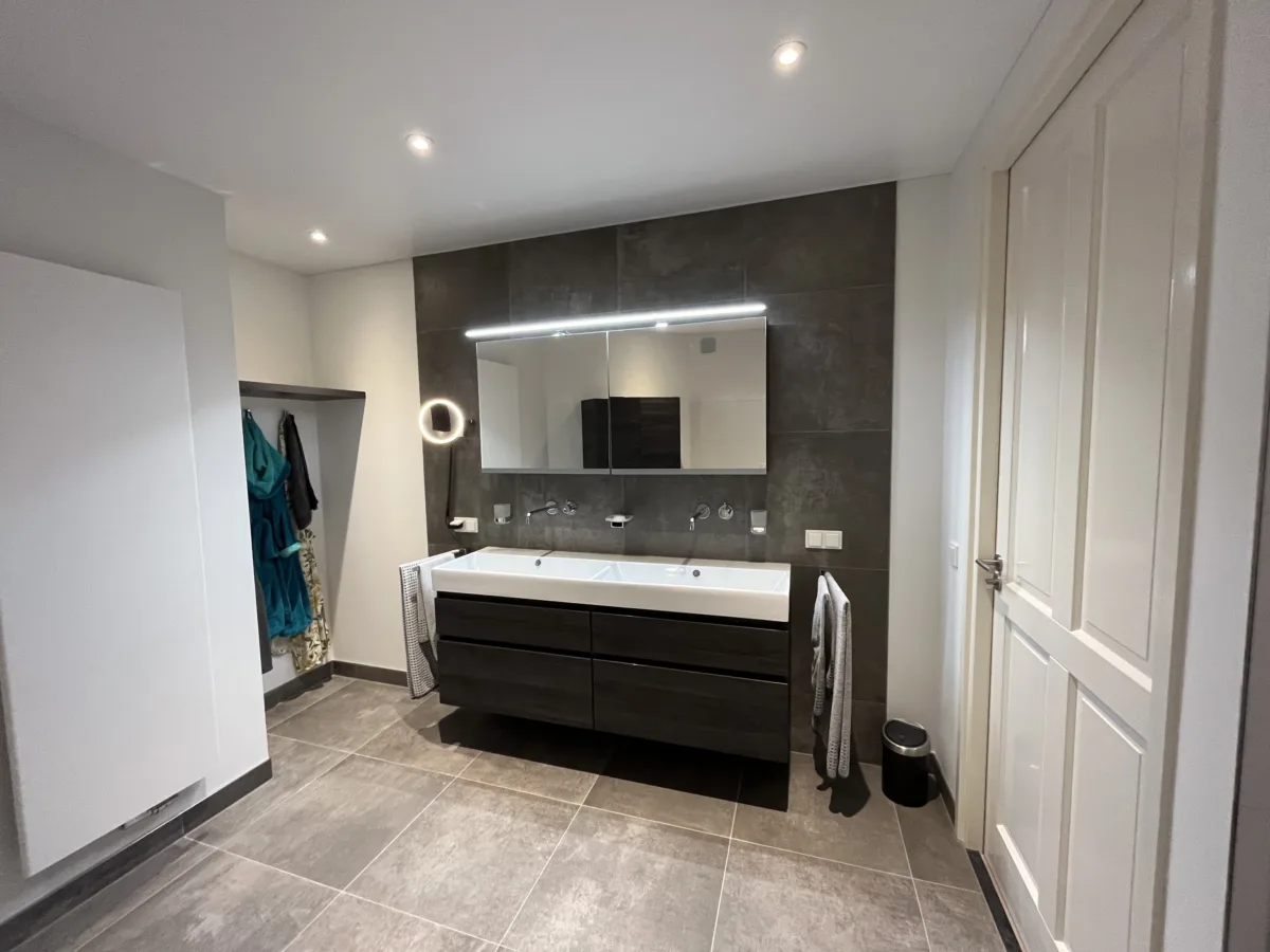 Royale sunshower badkamer met Geberit Mera douche-wc – modern stijl – Bemmel (foto 7)