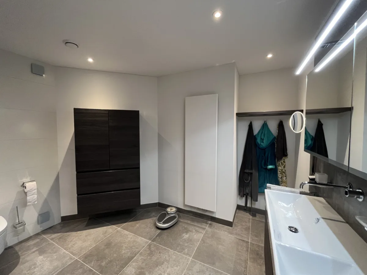 Royale sunshower badkamer met Geberit Mera douche-wc – modern stijl – Bemmel
