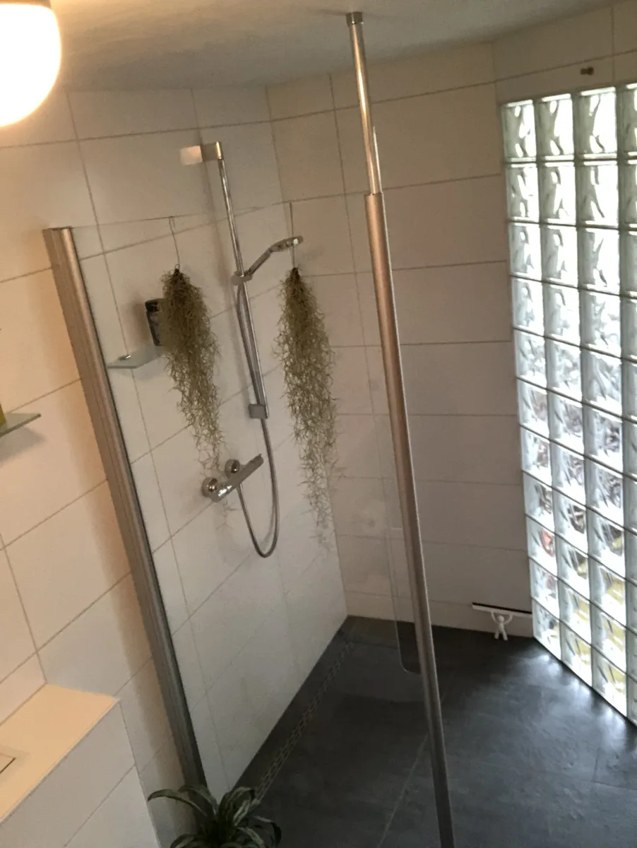 Inpandige badkamer vergroot met glasblokken – retro stijl – Bunnik (foto 3)