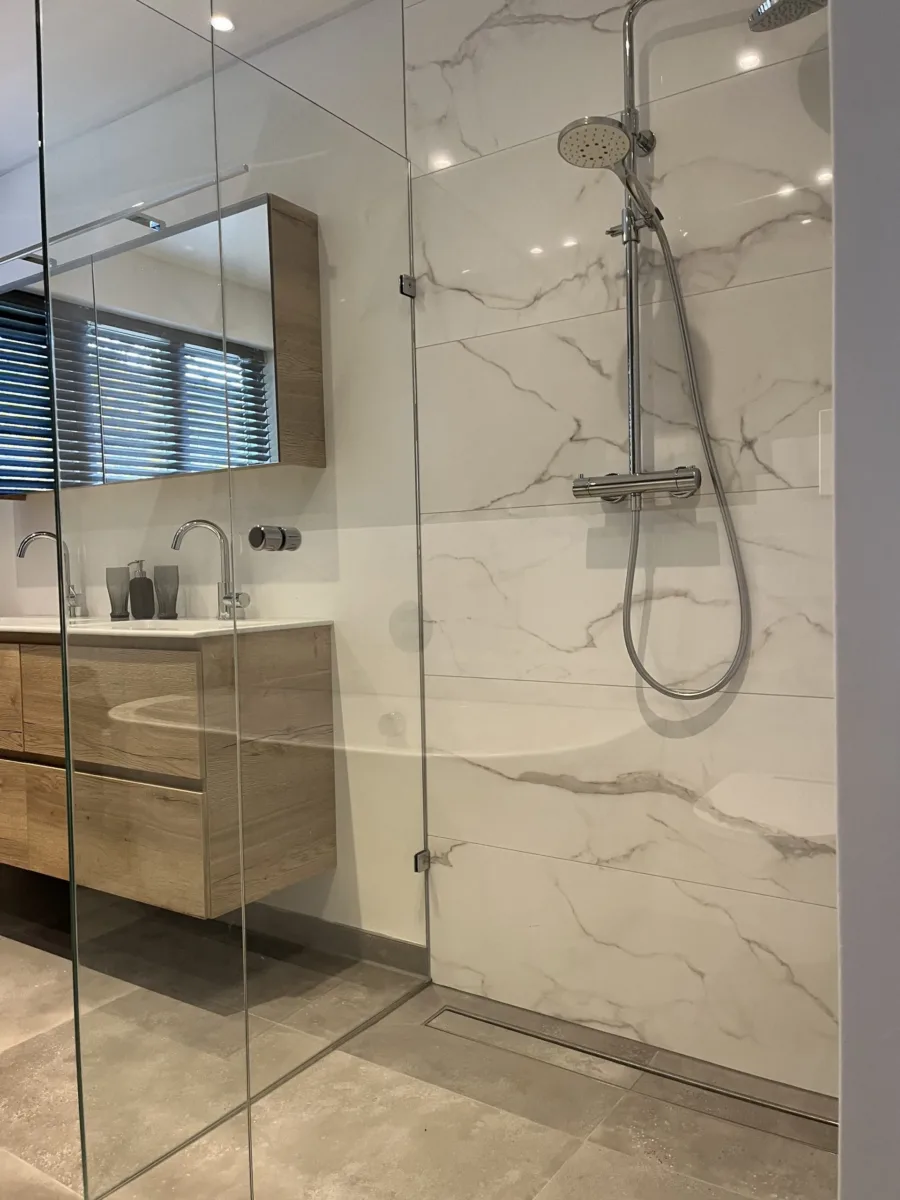 Deels getegelde back to wall badkamer met maatwerk douchecabine – modern stijl – Bennekom (foto 4)