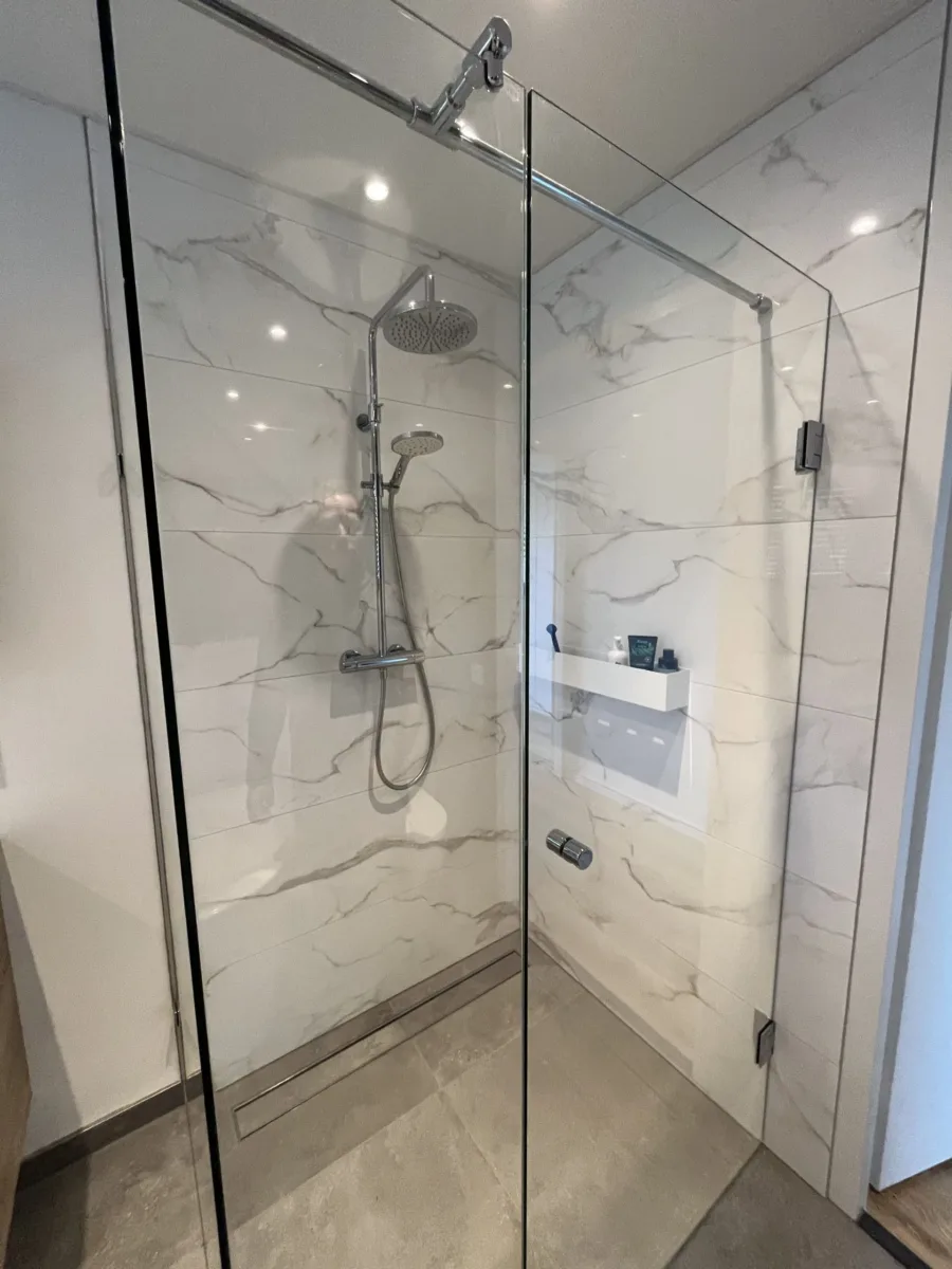 Deels getegelde back to wall badkamer met maatwerk douchecabine – modern stijl – Bennekom (foto 3)