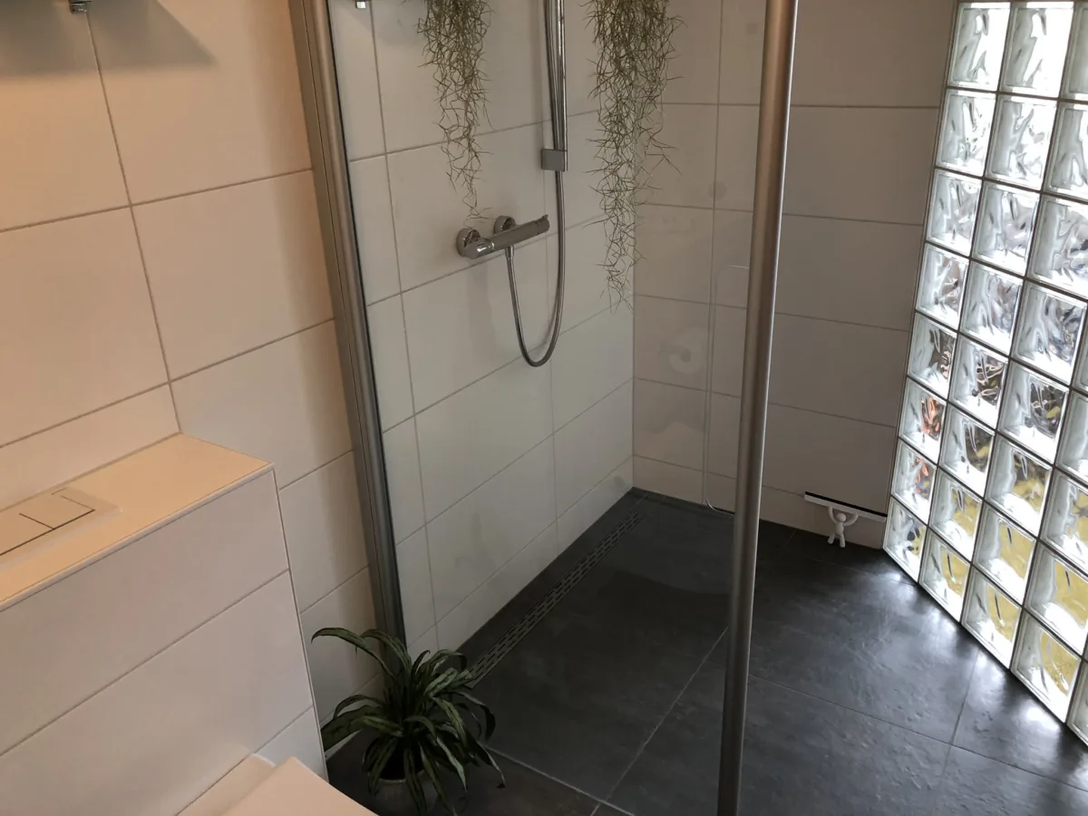 Inpandige badkamer vergroot met glasblokken – retro stijl – Bunnik (foto 5)