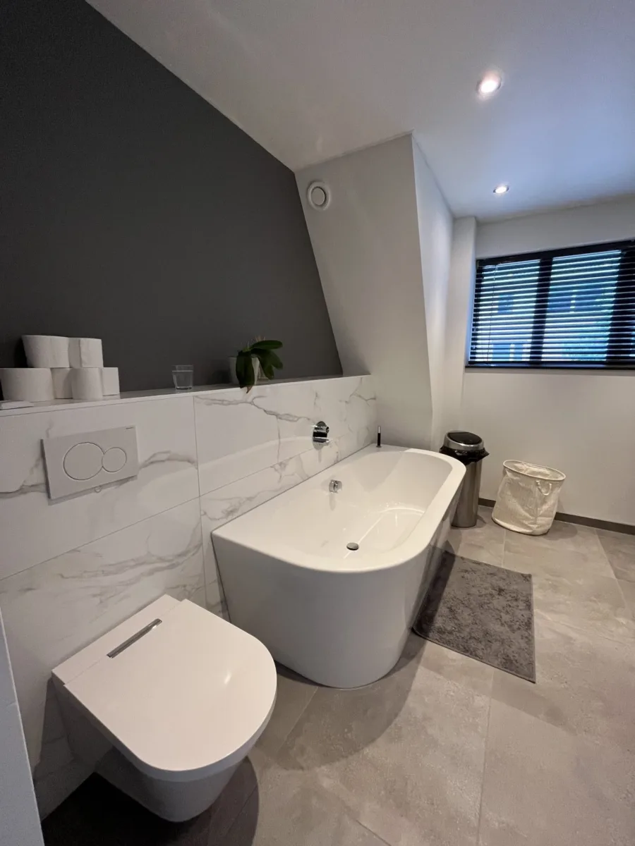 Deels getegelde back to wall badkamer met maatwerk douchecabine – modern stijl – Bennekom (foto 6)