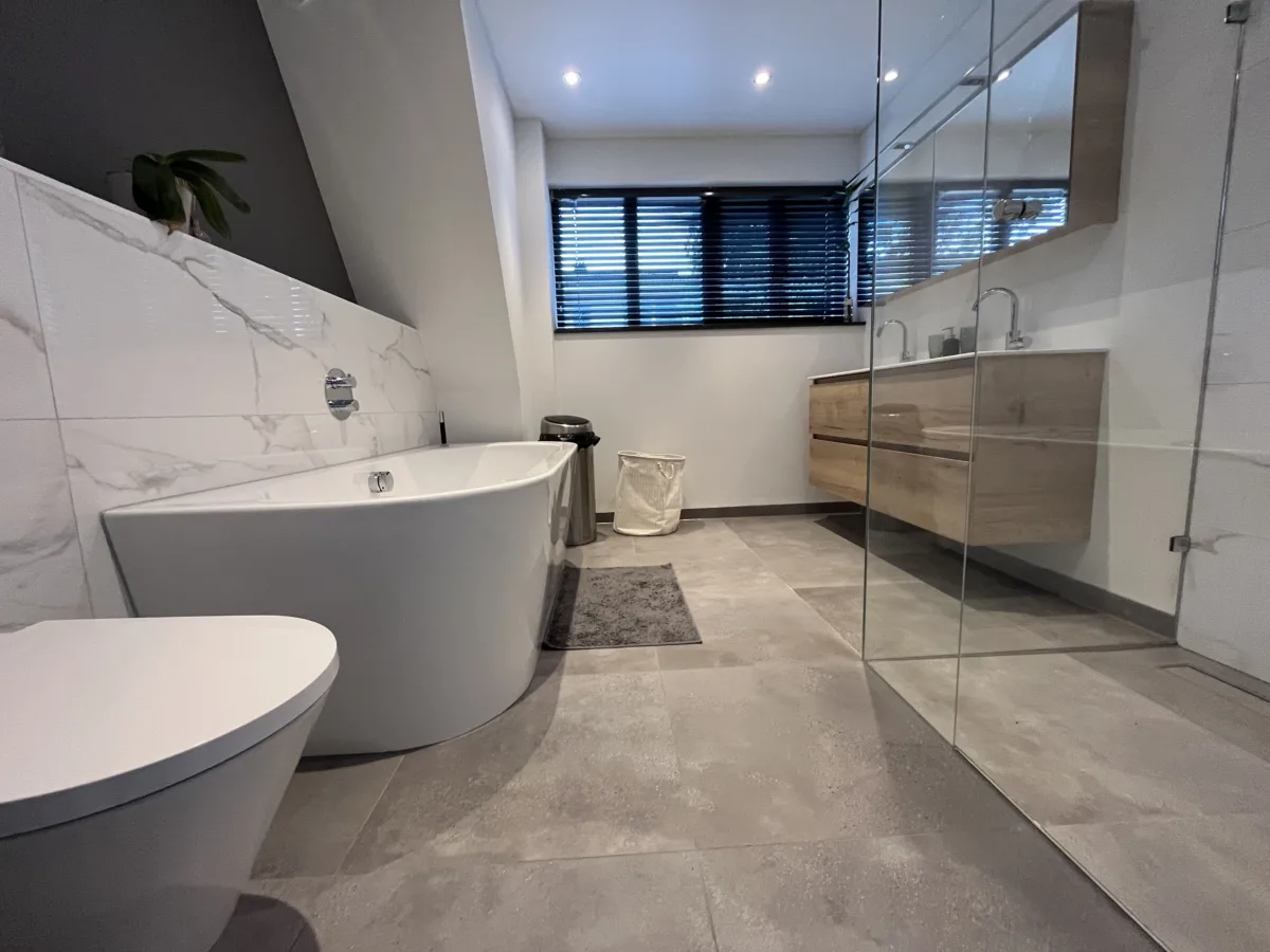 Deels getegelde back to wall badkamer met maatwerk douchecabine – modern stijl – Bennekom
